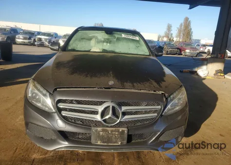 2015 Mercedes-Benz C 300 4Matic z USA, uszkodzony, nr VIN 55SWF4KB5FU040095